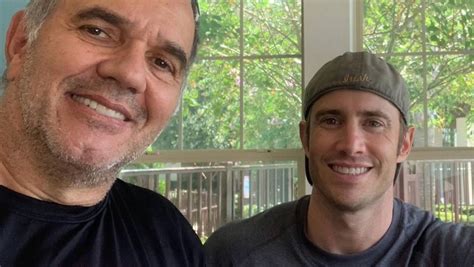Humberto Martins posa com genro personal trainer .